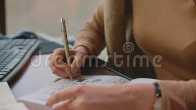 字体设计师用黑墨水毛笔在白纸画布上用字书法拼在上面